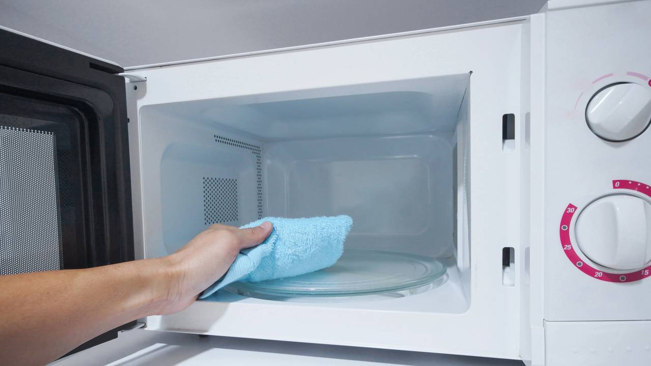 Esse truque com vinagre está facilitando a limpeza do micro ondas. Entenda como remover sujeira sem precisar esfregar.