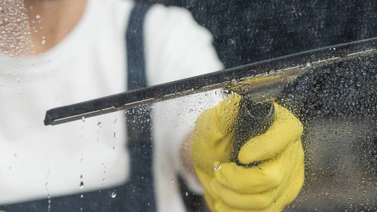 Misturar vinagre na limpeza de vidro ajuda a remover gordura e evitar marcas. Saiba como usar esse truque simples e deixar tudo impecável.