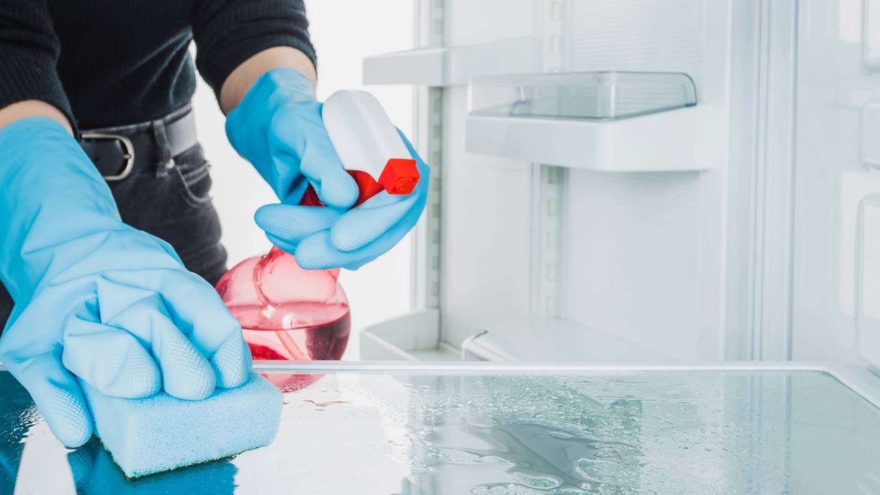 Esse truque para limpar geladeira está facilitando a rotina na cozinha. Saiba como manter o eletro limpo sem esforço.