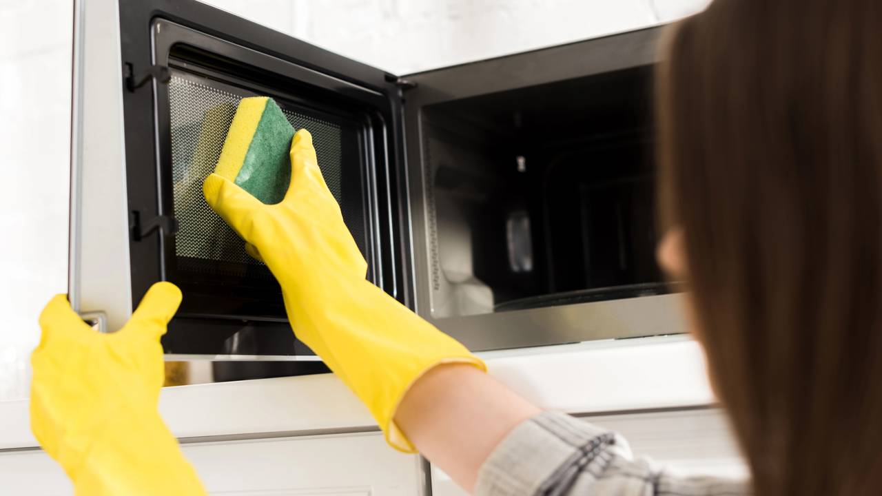 Micro ondas sujo nunca mais com esse truque simples de limpeza. Saiba como usar vinagre ou limão e facilitar sua rotina na cozinha.