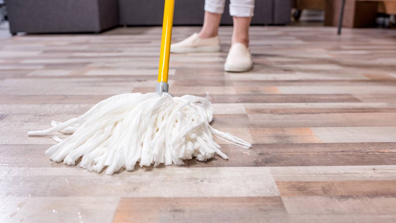 Substitua produtos caros por um frasco de farmácia. Guia técnico para usar glicerina na limpeza pesada e leve.