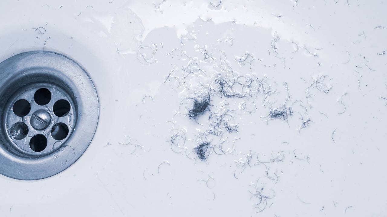 Chega de químicos corrosivos! Conheça a estratégia natural que desentope e higieniza a tubulação com inteligência e baixo custo.