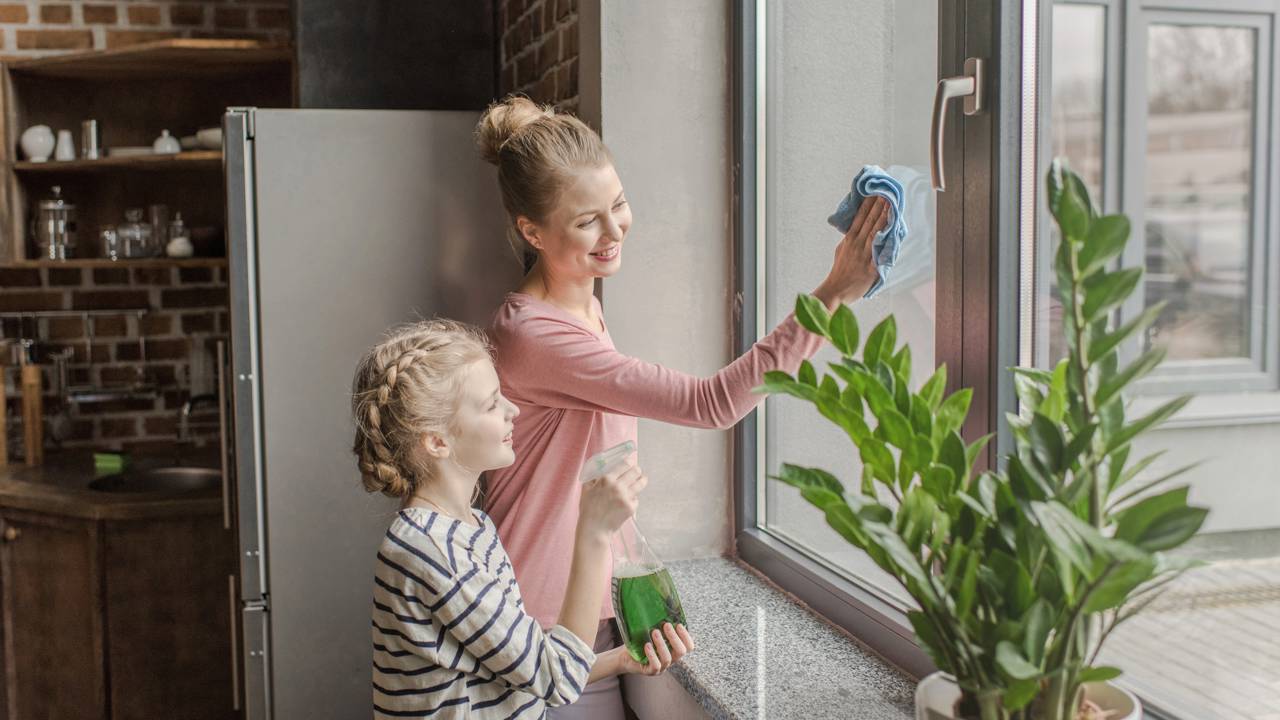 O uso de vinagre branco na limpeza de vidro está virando tendência por eliminar marcas e sujeira fácil. Entenda como fazer do jeito certo.