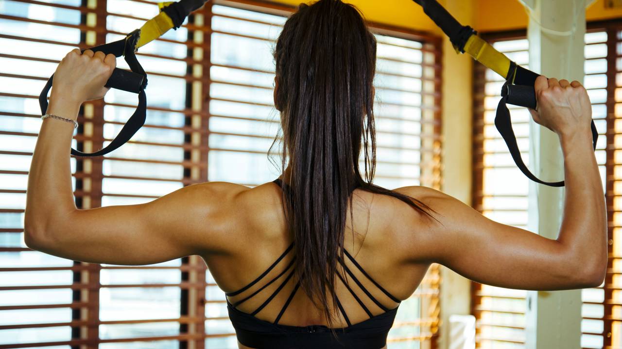 Veja como alongar com segurança e aprenda a proteger suas costas com praticidade.