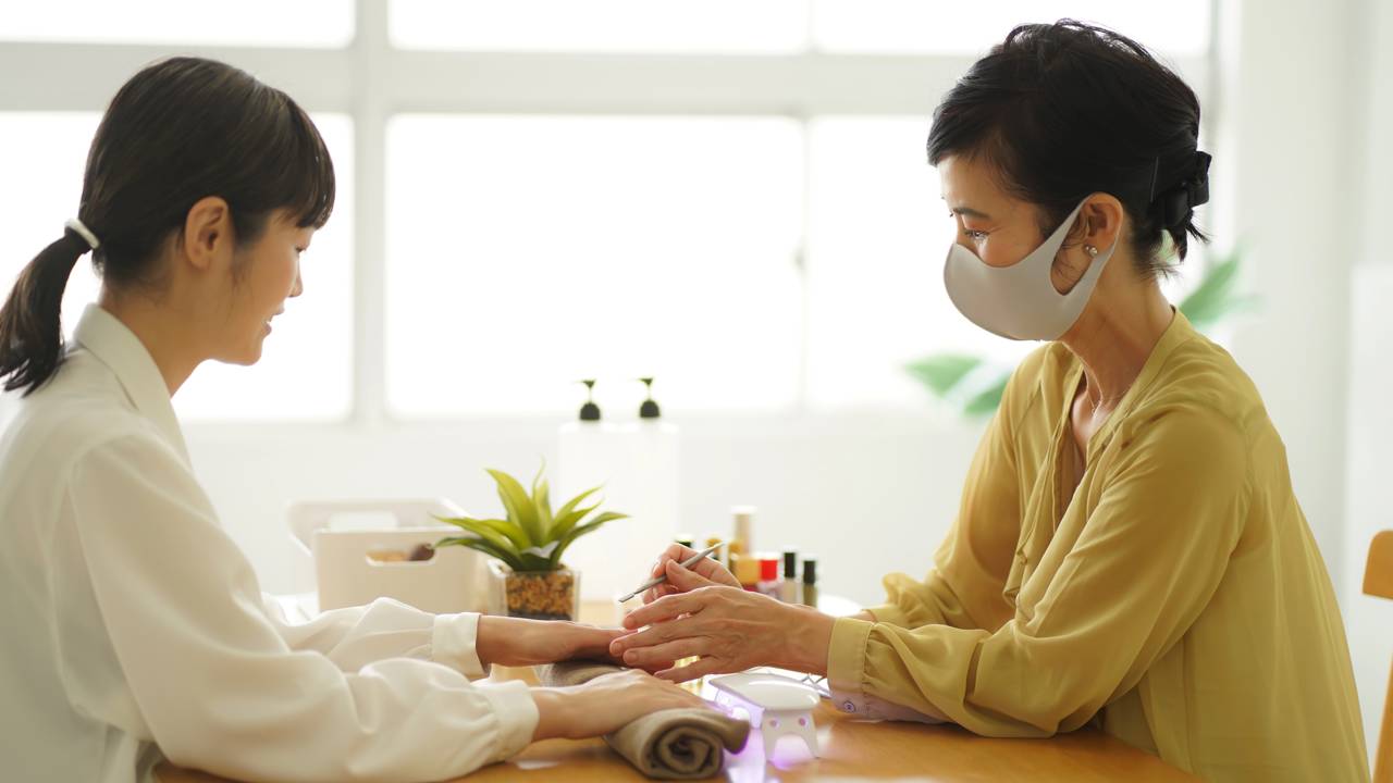 Sofisticação na ponta dos dedos. Adote o manicure japonês para mãos sempre saudáveis e radiantes.