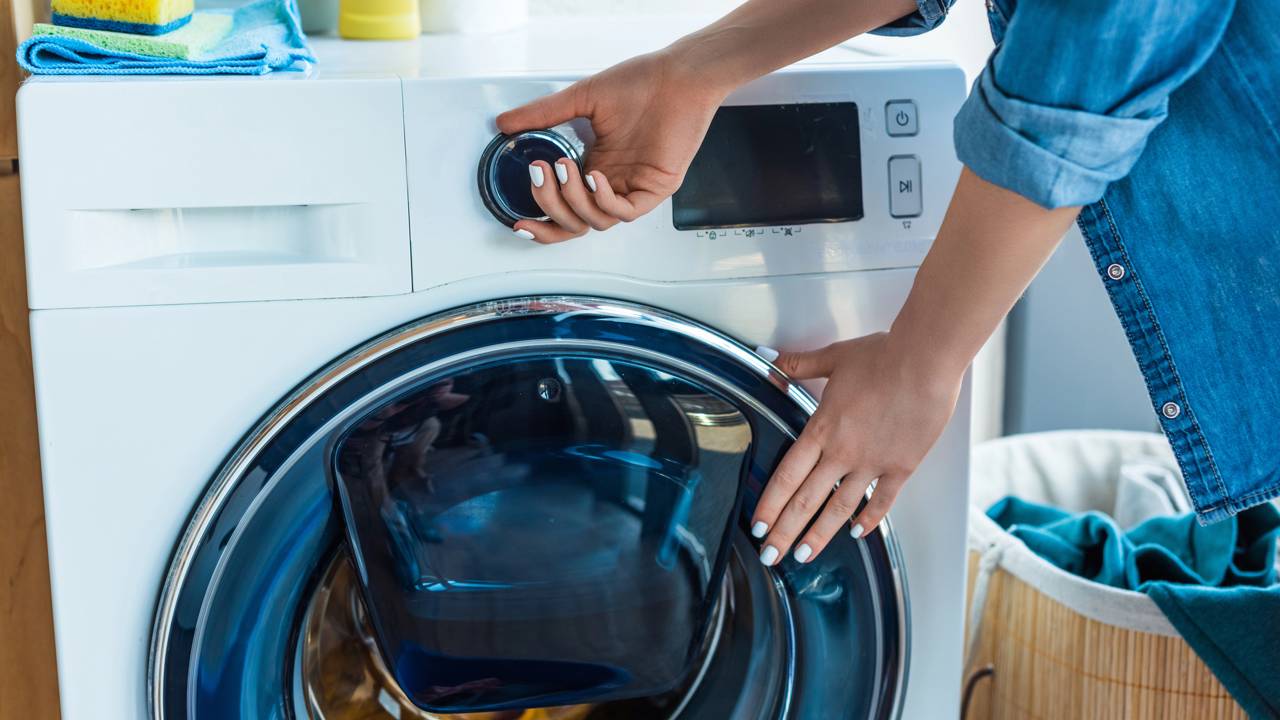 Usar sal grosso na máquina pode deixar roupas mais macias e sem odor. Saiba como aplicar corretamente no dia a dia.