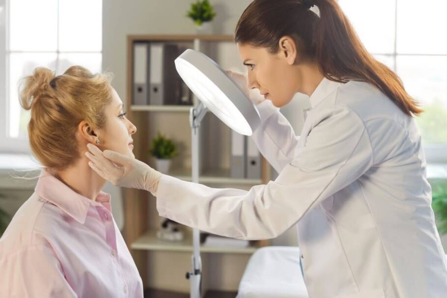 O emagrecimento deve ser feito com acompanhamento profissional para evitar os impactos na pele (Imagem: Studio Romantic | Shutterstock)