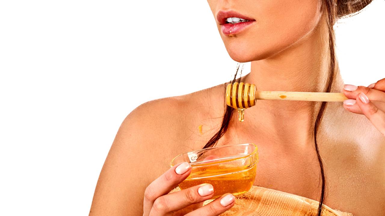 Por que o mel hidrata tanto? A ciência dos açúcares e o impacto da umectação na elasticidade do fio.