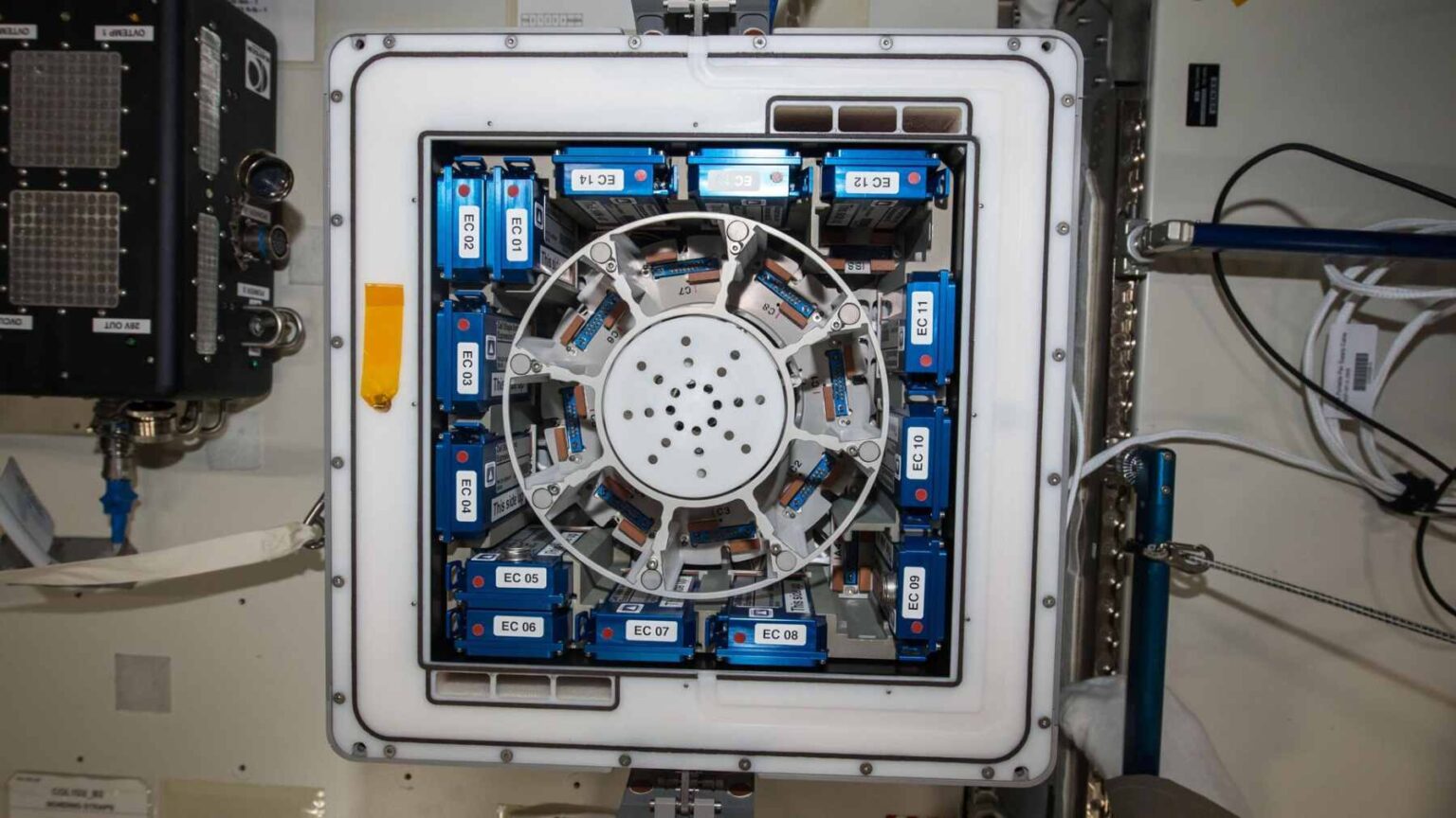 E se a próxima “mina” não for um poço empoeirado na Terra, mas uma caixa lacrada do tamanho de um recipiente de almoço flutuando em órbita?