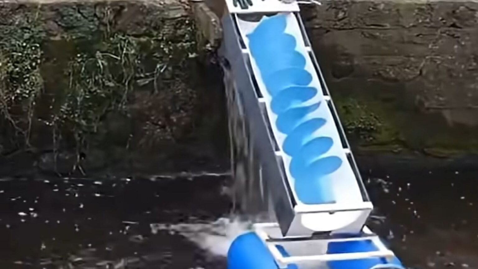 Um vídeo no YouTube em que uma pequena usina hidrelétrica é construída para alimentar uma casa sem depender da rede elétrica viralizou nas redes sociais.