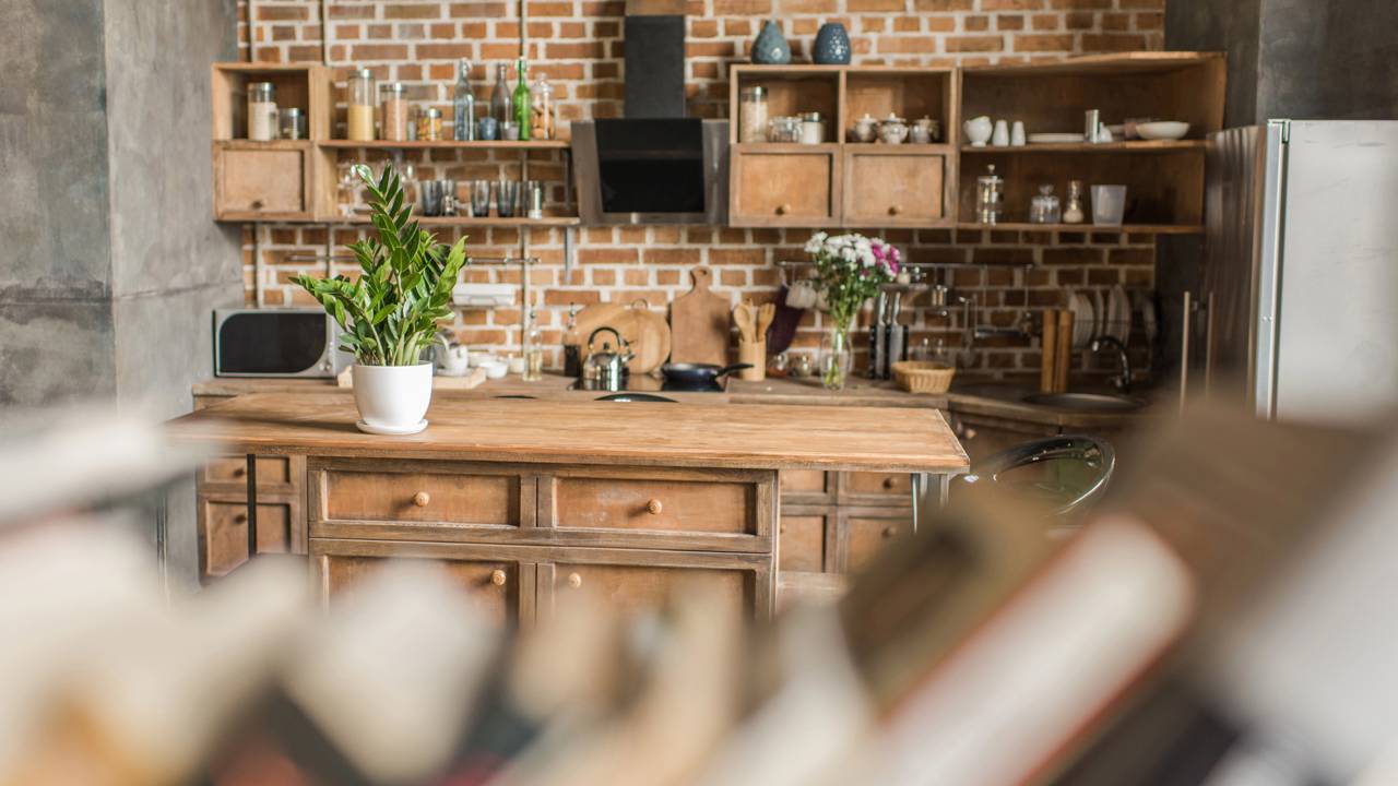 Quer renovar móveis de madeira em casa sem poeira? Esse método prático devolve o brilho e protege a superfície com poucos passos.