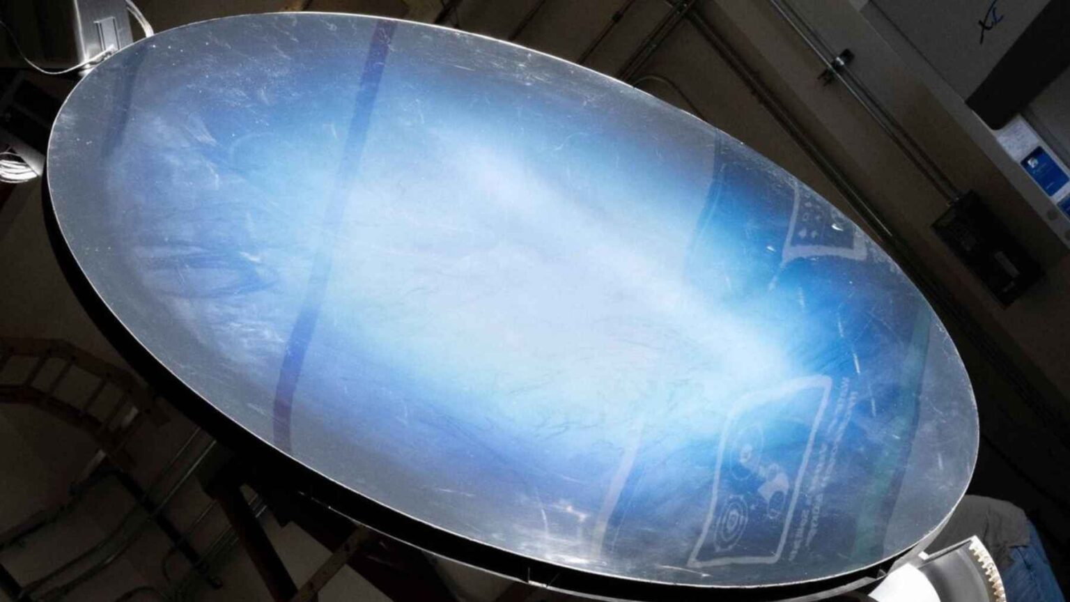 A NASA afirma que um novo teste integrado de sua Demonstração de Redução Carbotérmica, ou CaRD, usou com sucesso a luz solar concentrada para impulsionar a química em solo lunar simulado, um resultado que pode tornar as longas estadias na Lua muito menos dependentes dos envios de suprimentos da Terra.