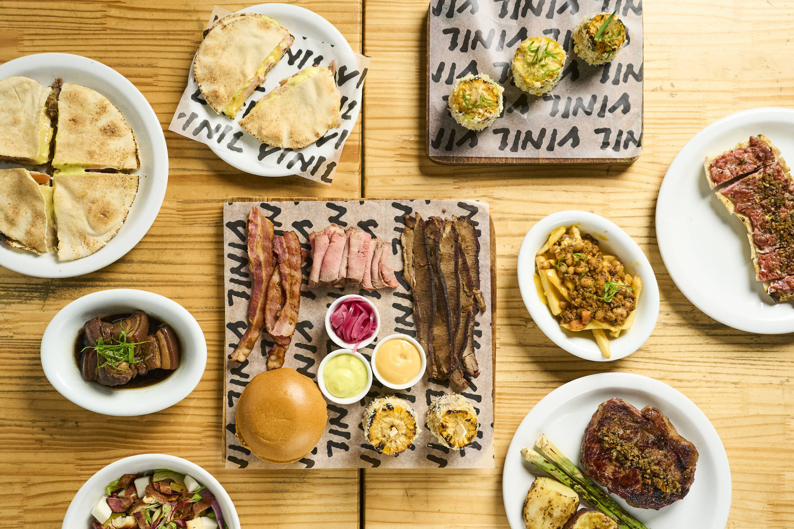 A grelha giratória que inspirou a marca é a grande estrela do novo cardápio, que estreia justamente nesse dia e que amplia o repertório da lanchonete para além dos burgers, sem abrir mão do DNA do Vinil