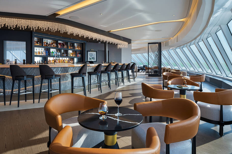 Observation Lounge, um dos espaços do Norwegian Luna