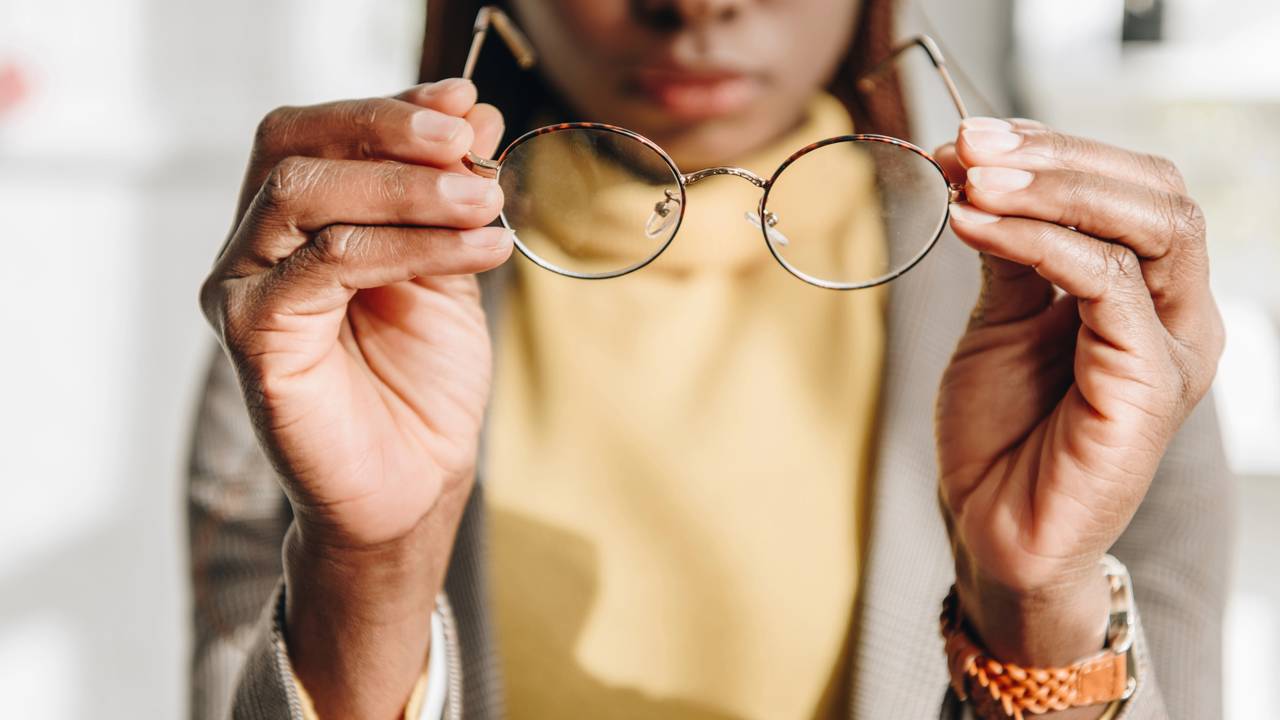 Potencialize sua produtividade visual; veja o passo a passo para secar seus óculos por gravidade e evitar o contato com fibras de tecido abrasivas.