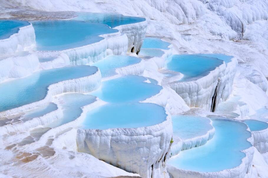 Pamukkale  é uma maravilha natural famosa pelos seus terraços brancos de travertino cheios de águas termais azul-turquesa