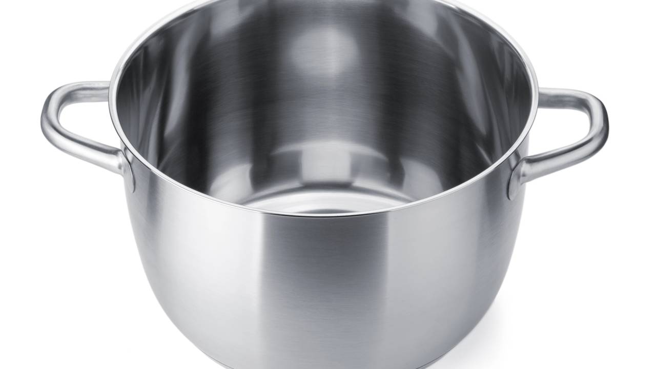 Transforme sua cozinha industrial com o poder desengordurante do limão, devolvendo a claridade ao alumínio através de uma higienização profunda e sustentável agora.