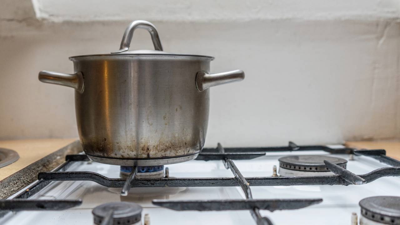 Esponja de aço ou nylon? Saiba qual o material técnico ideal para não destruir o acabamento do seu inox.