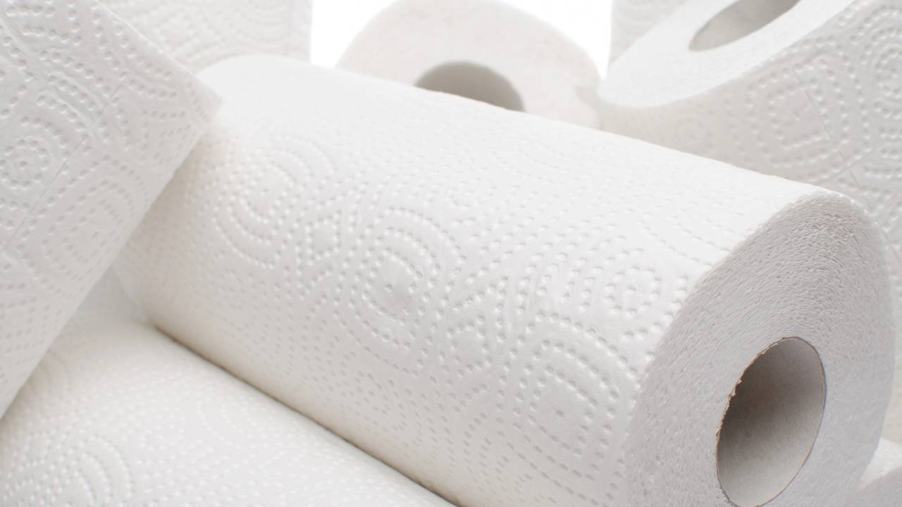 Um detalhe simples no papel toalha pode mudar sua forma de limpar e evitar gasto desnecessário no dia a dia.