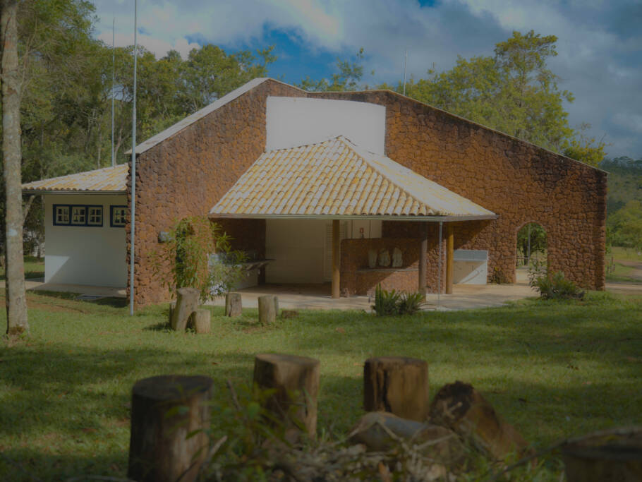 Estrutura da área de camping, localizada estrategicamente próxima ao início da trilha que leva ao Pico do Itacolomi