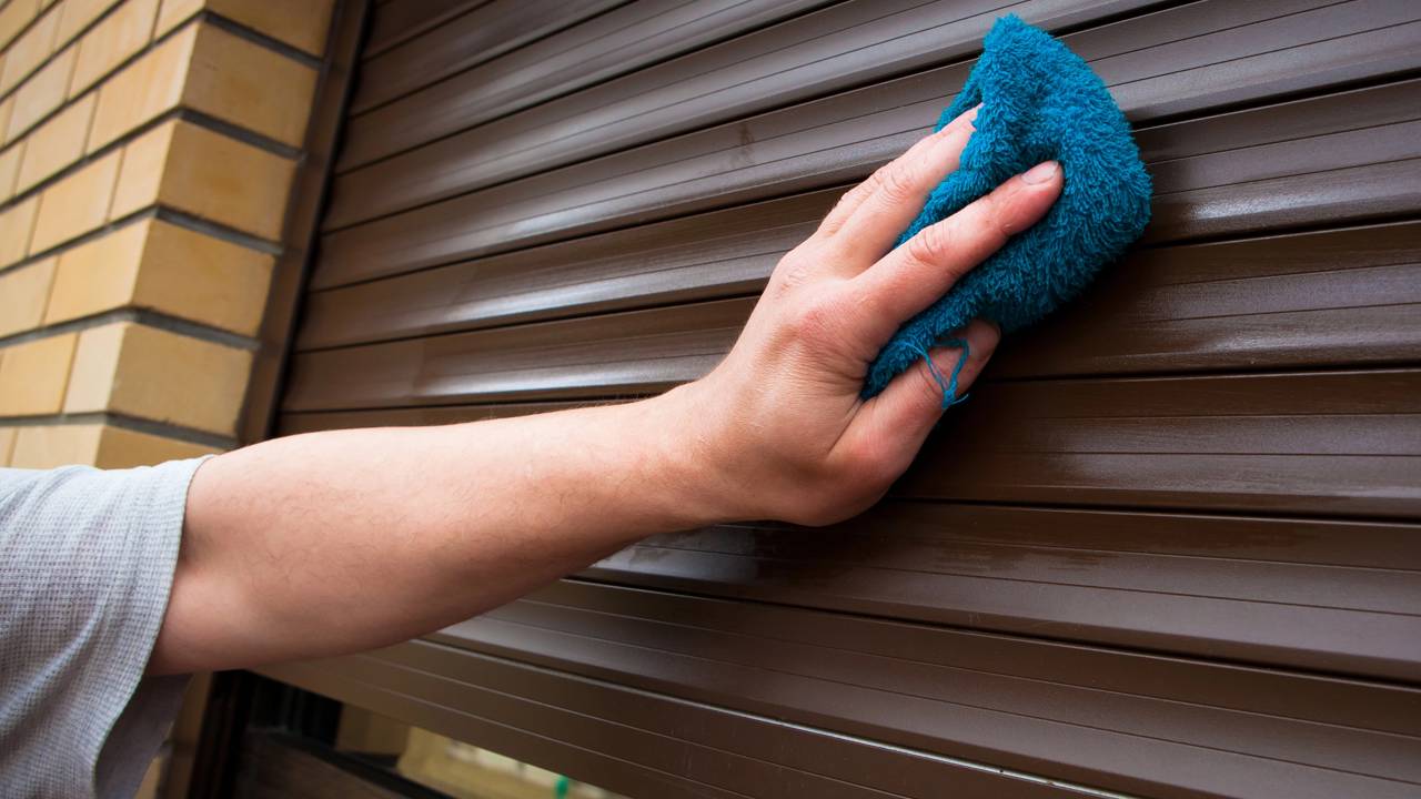 Veja como usar cabos de vassoura com segurança e aprenda a higienizar persianas com praticidade.