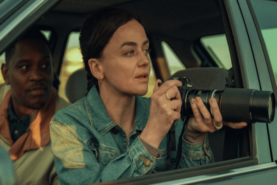 “Personas” narra a história real de funcionários da alfândega britânica recrutados para se infiltrar em gangues de tráfico de drogas nos anos 1990 (Imagem: Reprodução digital | Netflix)