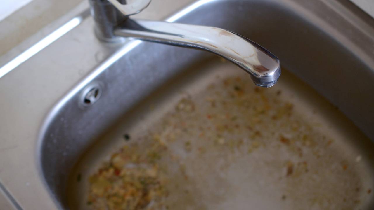 Poupe dinheiro com encanadores! Aprenda a manutenção preventiva barata usando apenas itens da despensa.