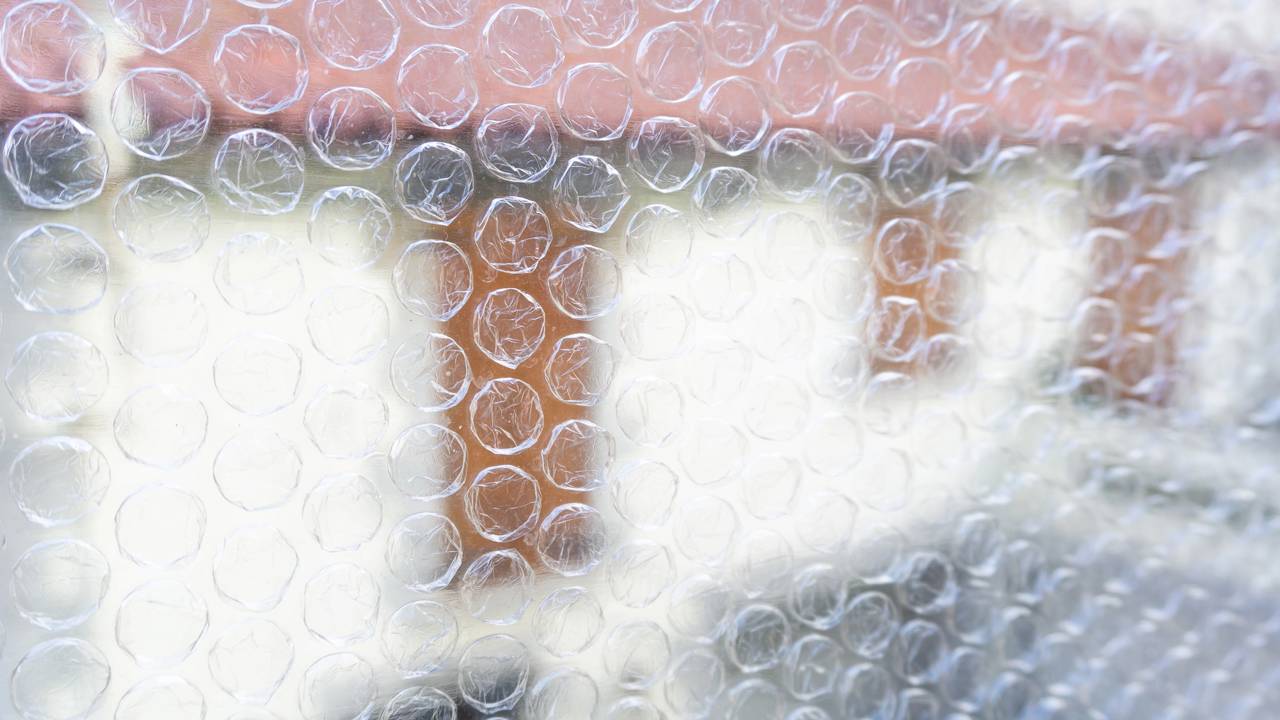 Morando de aluguel? Use o isolamento removível de plástico bolha para um lar sempre na temperatura ideal.