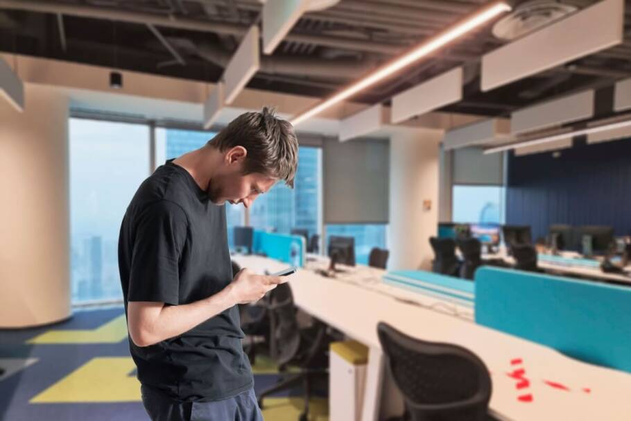 A postura hipercifótica é a consequência mais visível do “tech neck” (Imagem: Mike_shots | Shutterstock)