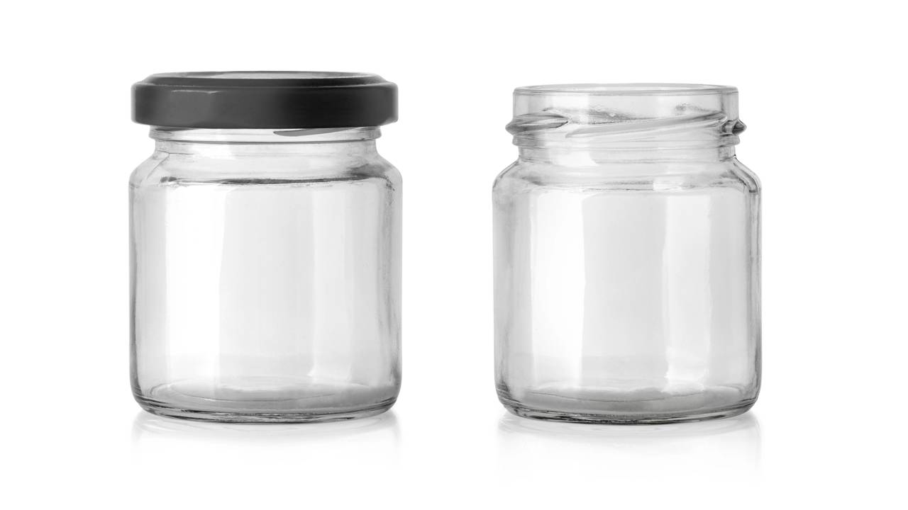 Reutilizar potes de vidro na decoração ajuda a organizar e valorizar o ambiente. Entenda por que essa ideia está conquistando tantas casas.