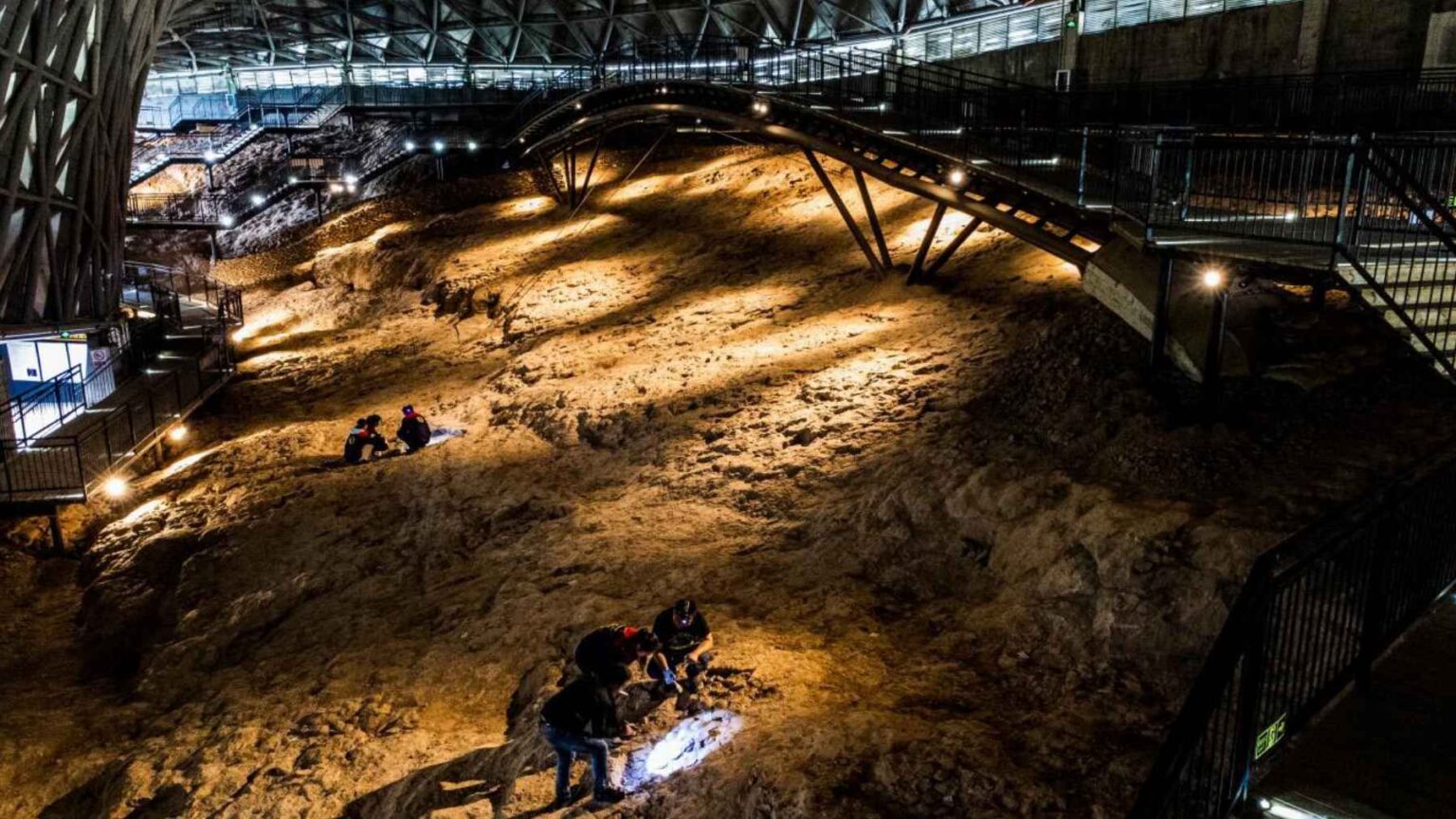 Uma ampla vista da reserva fóssil Qinglongshan, no centro da China, onde ovos de dinossauro ajudaram os cientistas a definir uma linha do tempo mais clara do Cretáceo Superior.