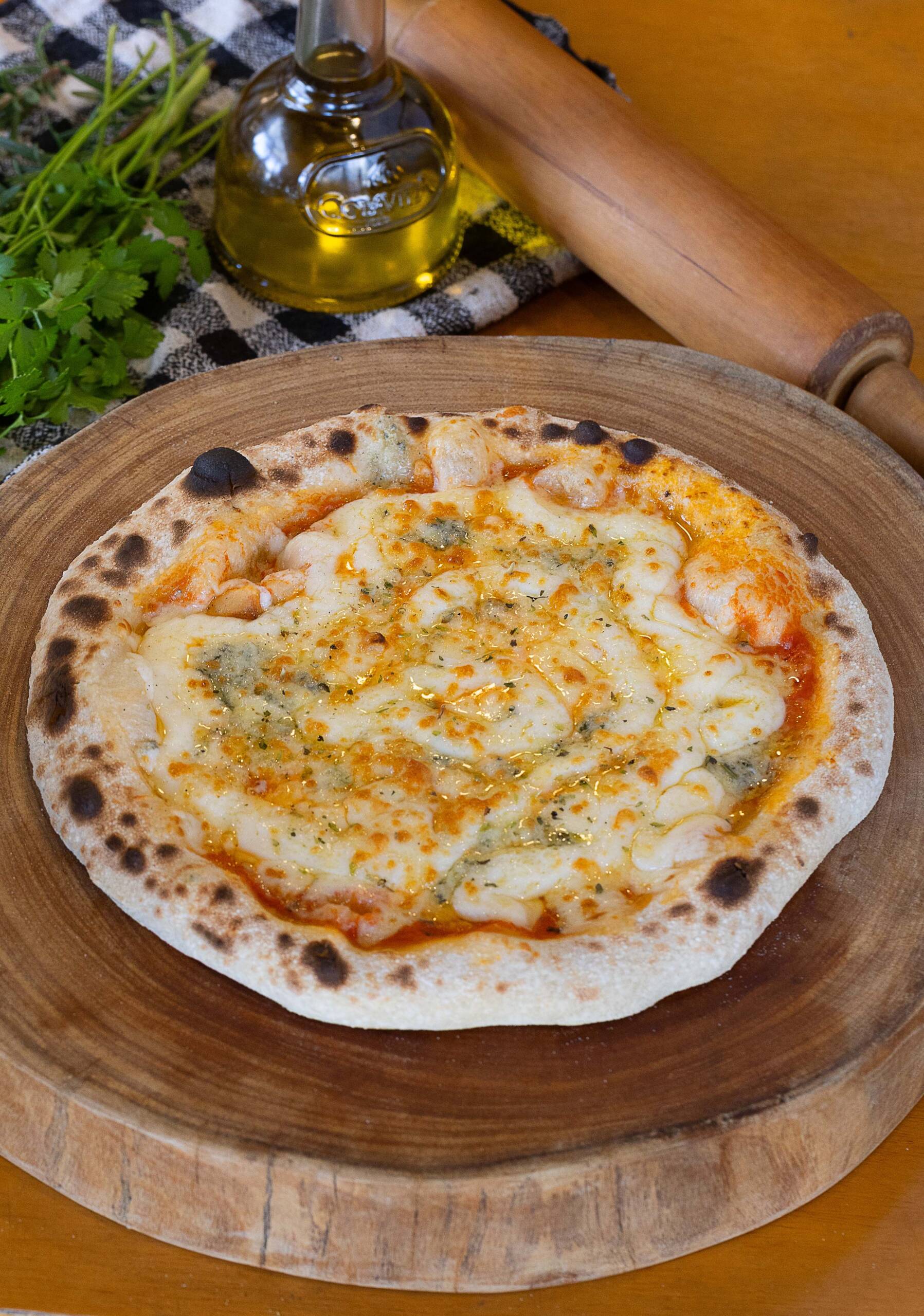Os fãs de queijo vão pirar na Quatro Queijos da Pizzaria Capuano, que leva muçarela, provolone, gorgonzola e parmesão