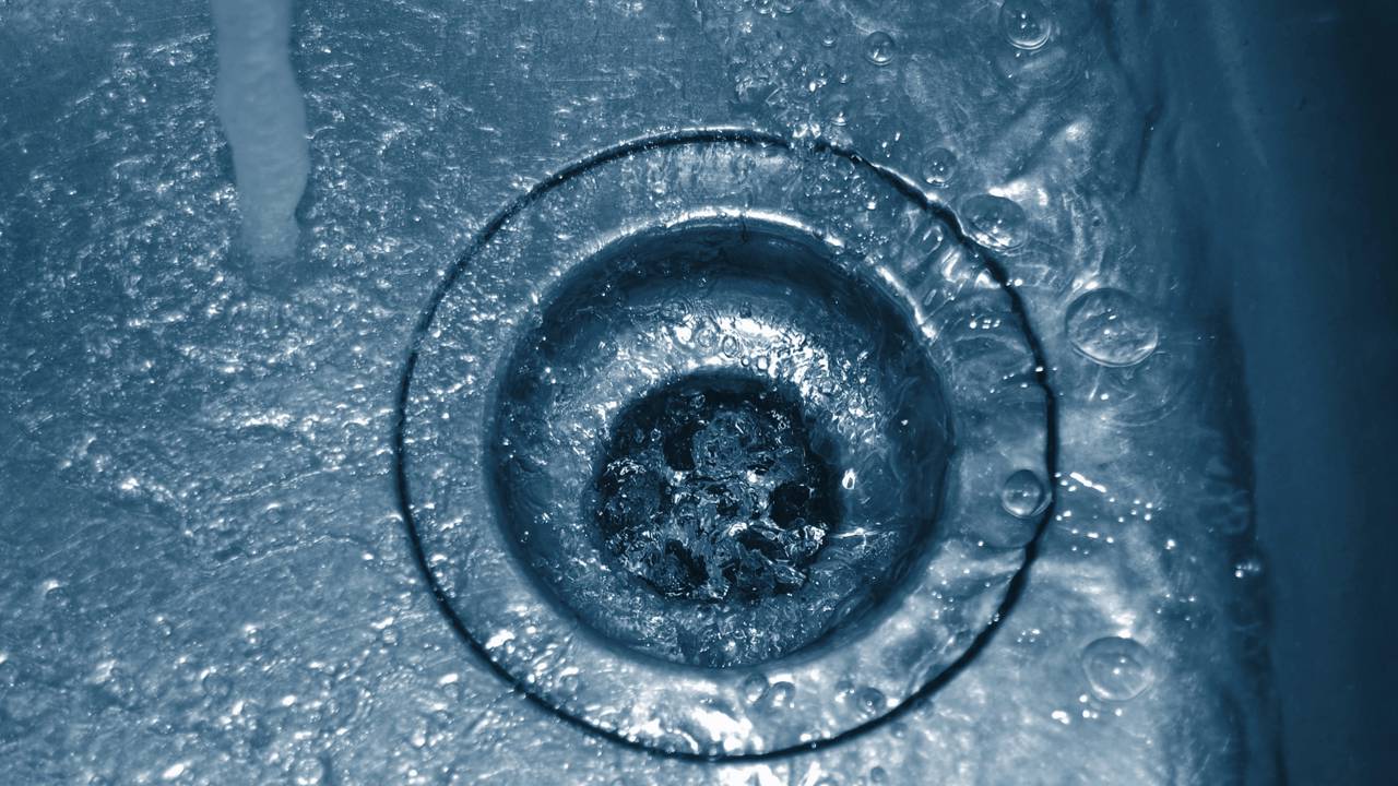 Eliminar mau cheiro de ralo sem danificar os canos é possível com métodos simples. Saiba como manter pia e banheiro sempre frescos.