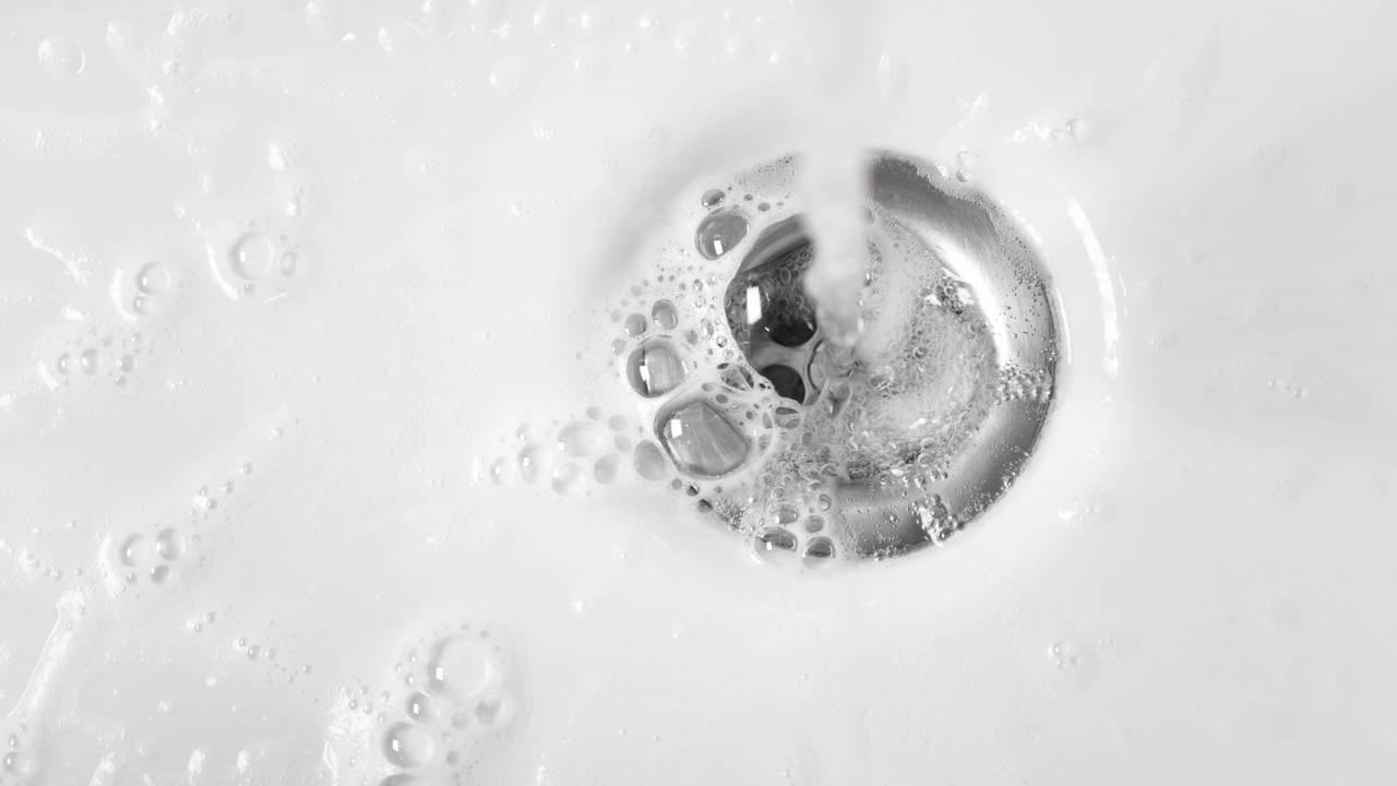 Ralo com cheiro de esgoto nunca mais. Esse método natural ajuda a remover odores e manter o banheiro sempre agradável.
