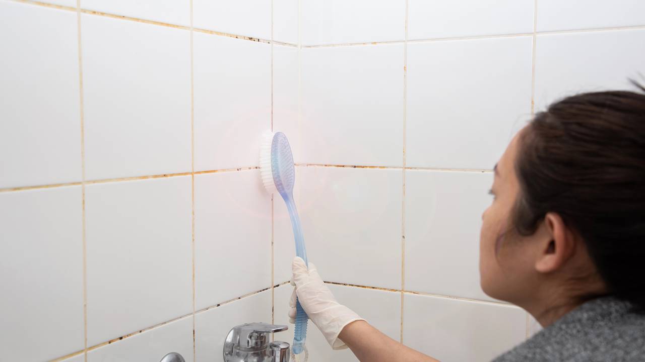 Banheiro com cara de novo em minutos. Veja o passo a passo técnico para desincrustar o rejunte da cozinha.