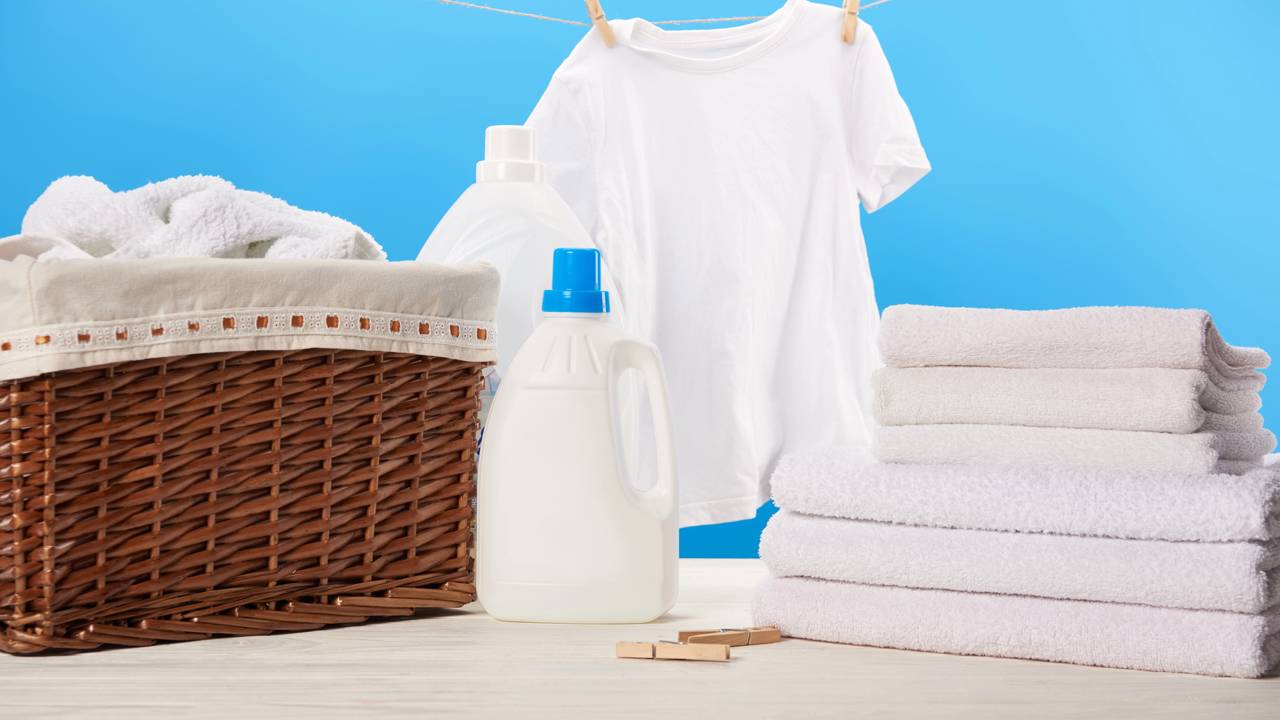 Pare de gastar com produtos que corroem as fibras e amarelam o tecido. Confira o segredo da água morna e conquiste um guarda-roupa de luxo com poucos centavos.