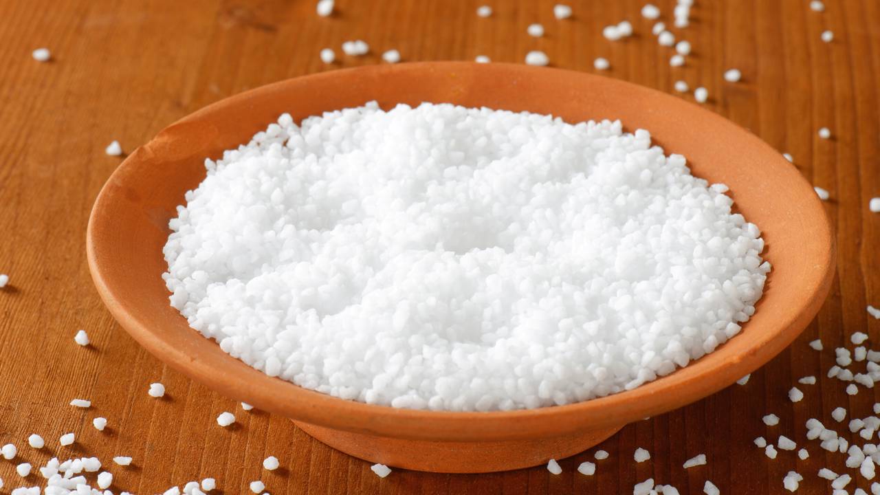 O sal subiu ou a água turvou? Saiba o que os sinais no copo significam para a energia da sua casa