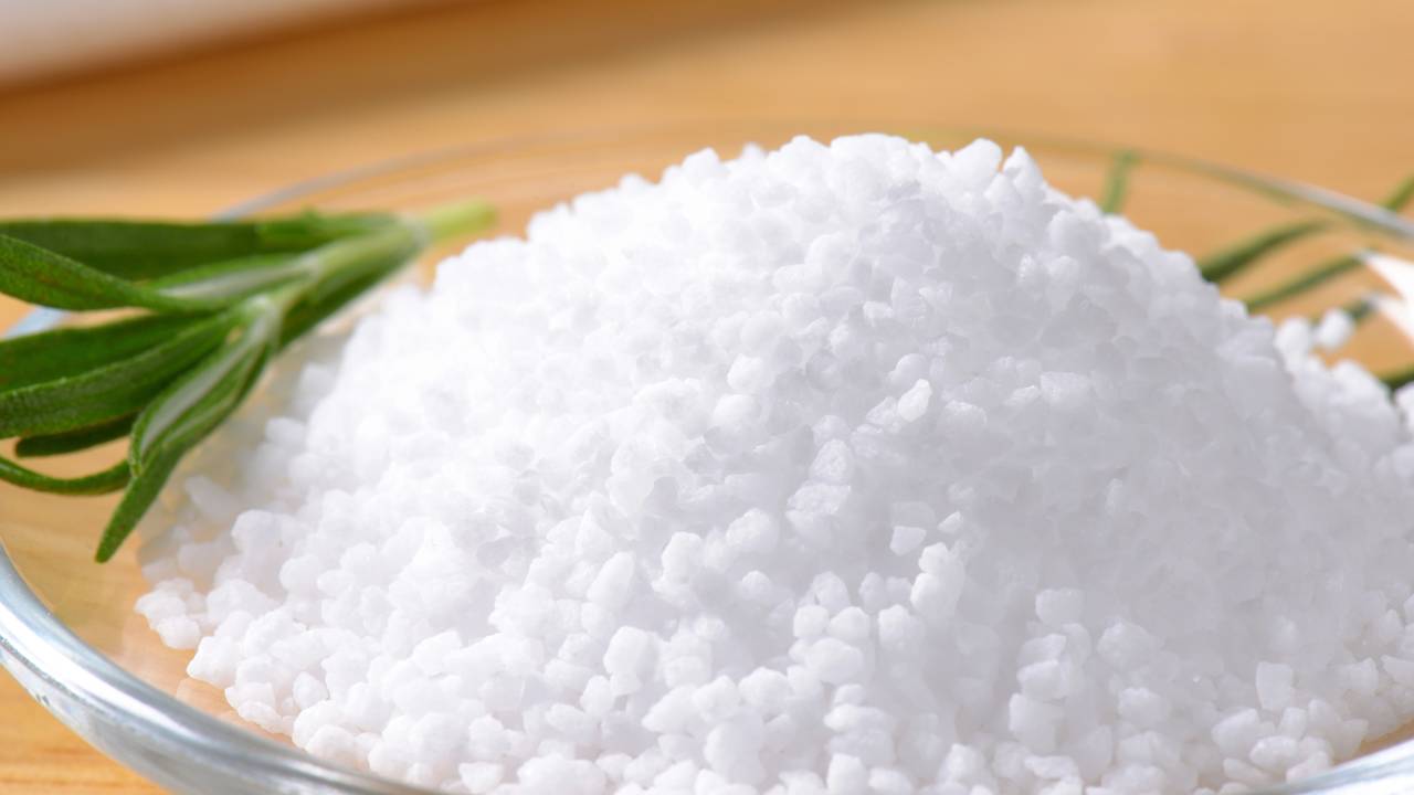 O sal grosso é um coringa na cozinha para limpeza e preparo. Pequenos usos fazem diferença na rotina e na organização.