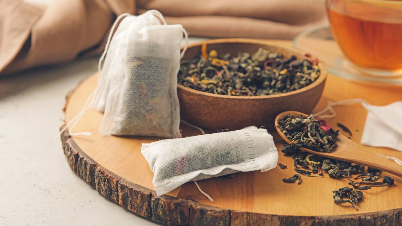 Não é lixo, é ouro verde! Aprenda a abrir o saquinho de chá direto no vaso das suas plantas pra elas crescerem como nunca.