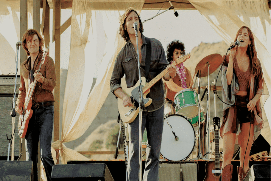 Em “Daisy Jones & The Six”, uma banda enfrenta o peso da fama enquanto relações intensas ameaçam seu sucesso (Imagem: Reprodução digital | Amazon Studios)