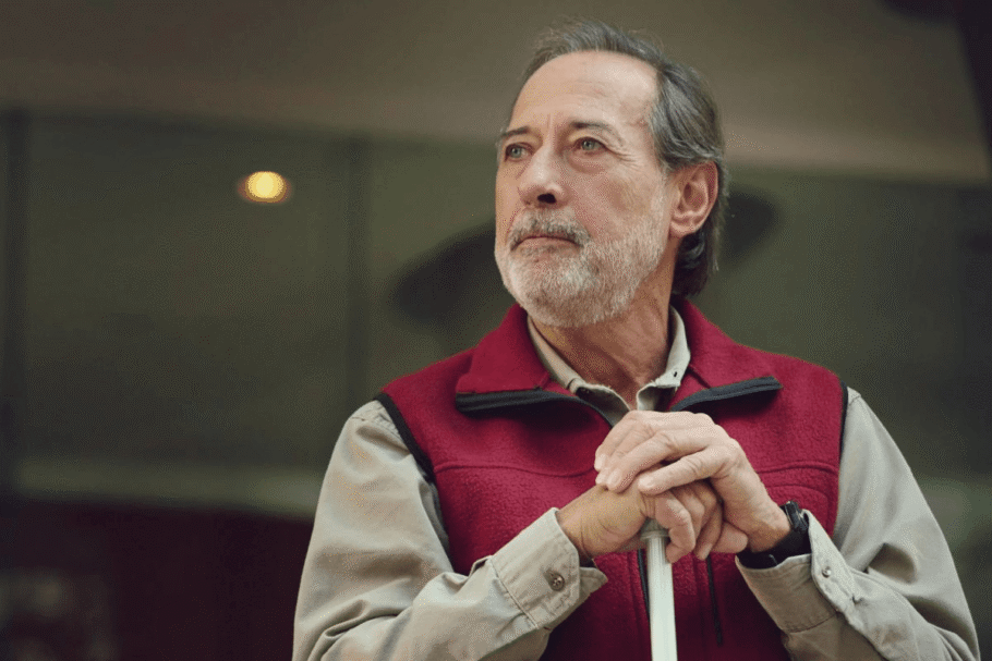 Em “Meu Querido Zelador”, Eliseo alcança novos níveis de influência e entra em um confronto sem limites (Imagem: Reprodução digital | Hulu e Disney+)