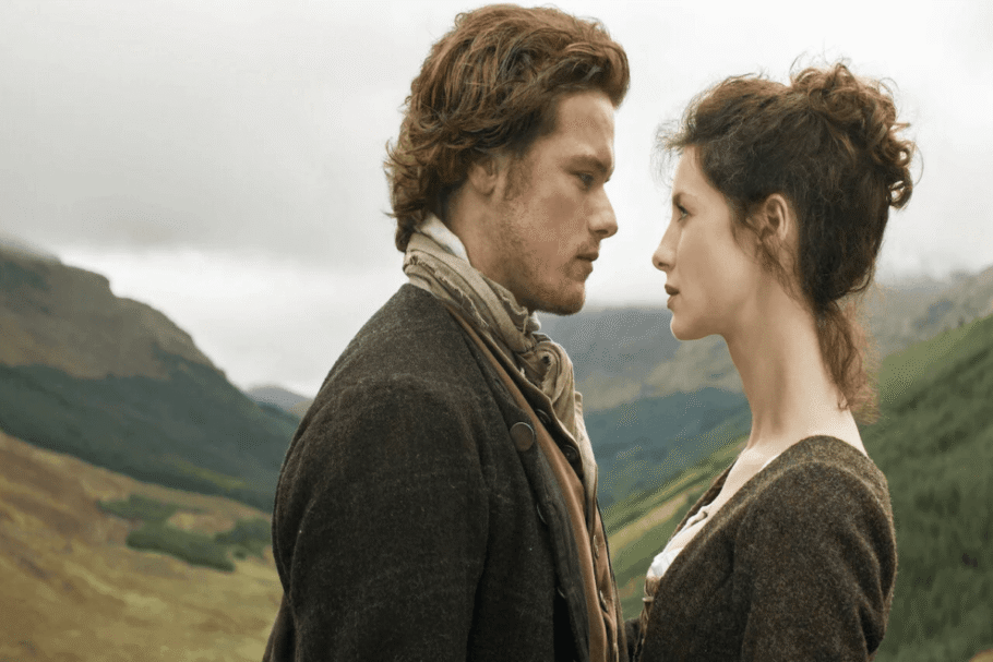 Em “Outlander”, Claire é transportada para o passado e precisa sobreviver em meio a conflitos históricos enquanto vive um romance transformador (Imagem: Reprodução digital | Sony Pictures Television e Starz)