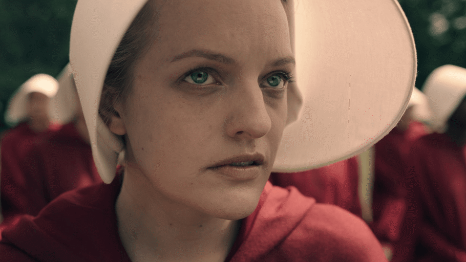 Em “The Handmaid’s Tale”, uma mulher luta para preservar sua identidade em um regime opressor que controla o destino feminino (Imagem: Reprodução digital | MGM)