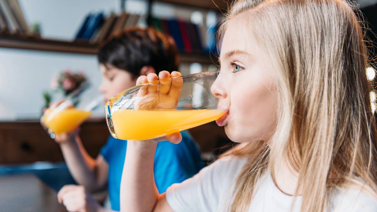 A vitamina C natural em forma de suco ajuda na beleza de dentro para fora. Saiba como preparar essa bebida e incluir na sua rotina diária.