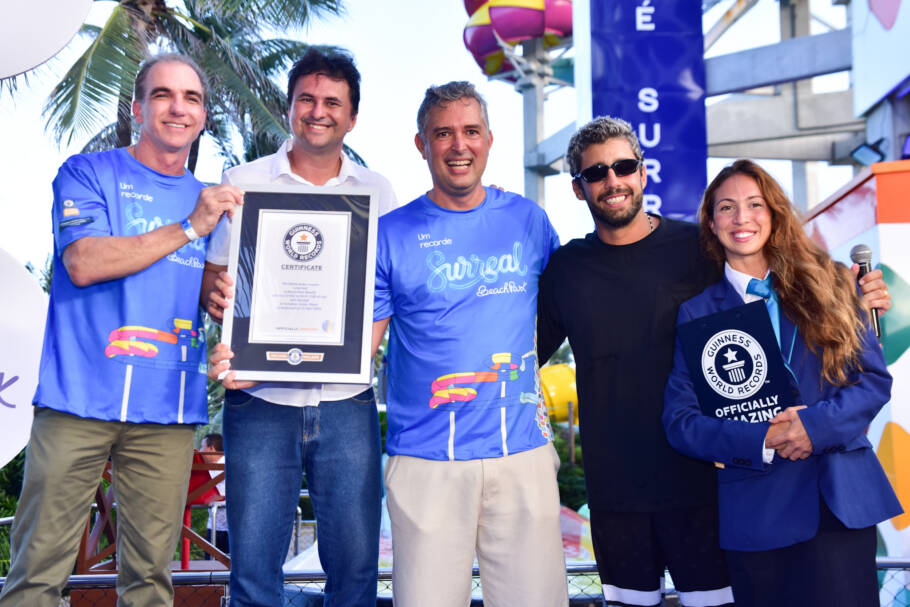 Equipe do Beach Park receber a certificação do Guinness