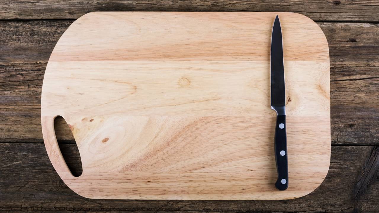 Azeite ou Óleo Mineral? Saiba qual a melhor escolha técnica para não deixar sua tábua rançosa.