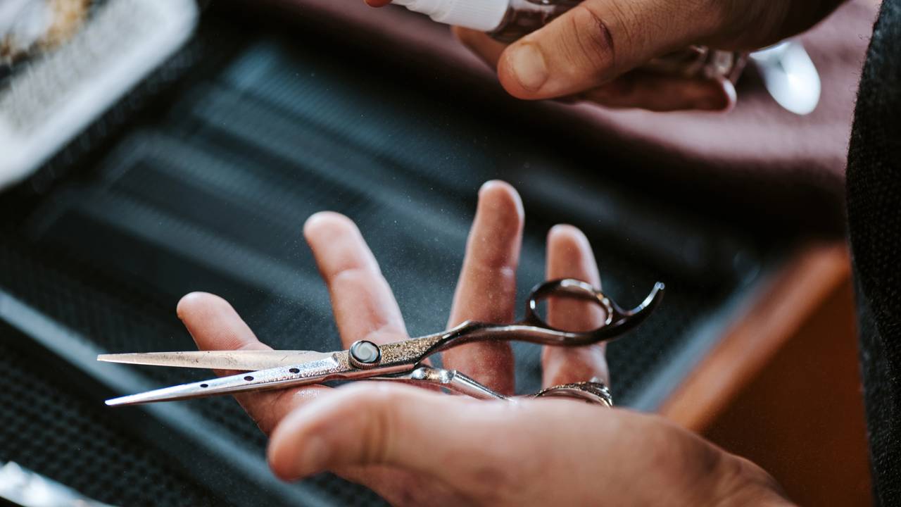 Potencialize sua produtividade no home office industrial; veja o passo a passo para deslizar a tesoura no metal e recuperar a funcionalidade com inteligência.