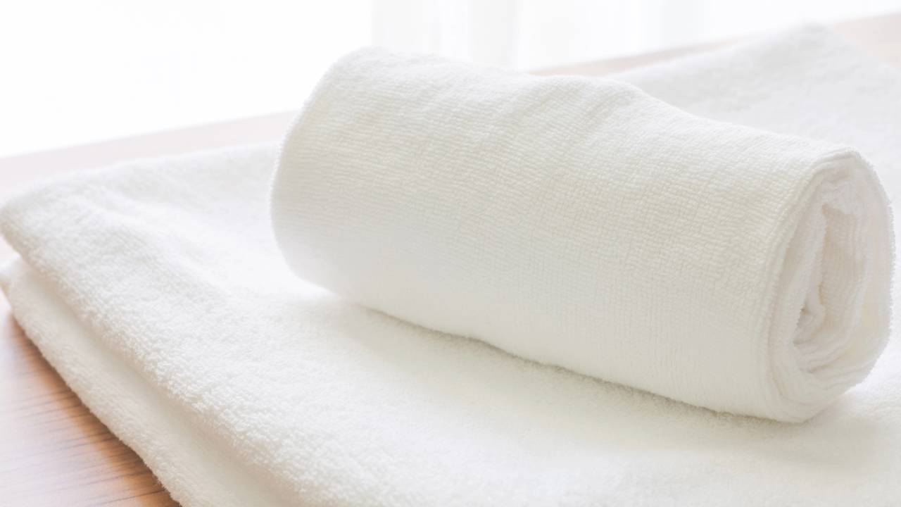 Seu banho merece o toque de um hotel cinco estrelas. Saiba por que a borda tecida é o segredo para a durabilidade e o formato do seu enxoval hoje.