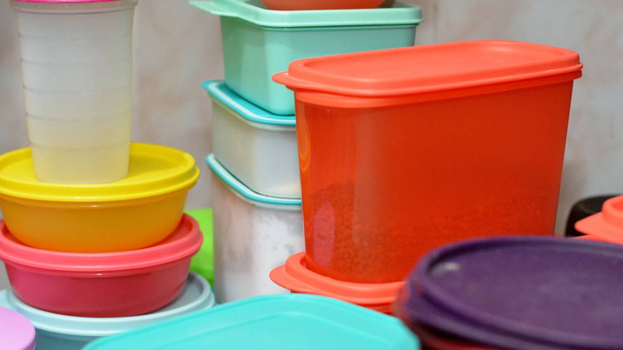 Potencialize sua organização na cozinha industrial; veja o passo a passo para realizar o detox de potes e recuperar a transparência original.