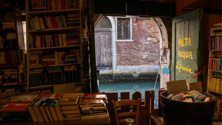 Descubra como o turismo literário transforma viagens em experiências culturais em cidades como Paris e Bordeaux através de livrarias e bibliotecas
